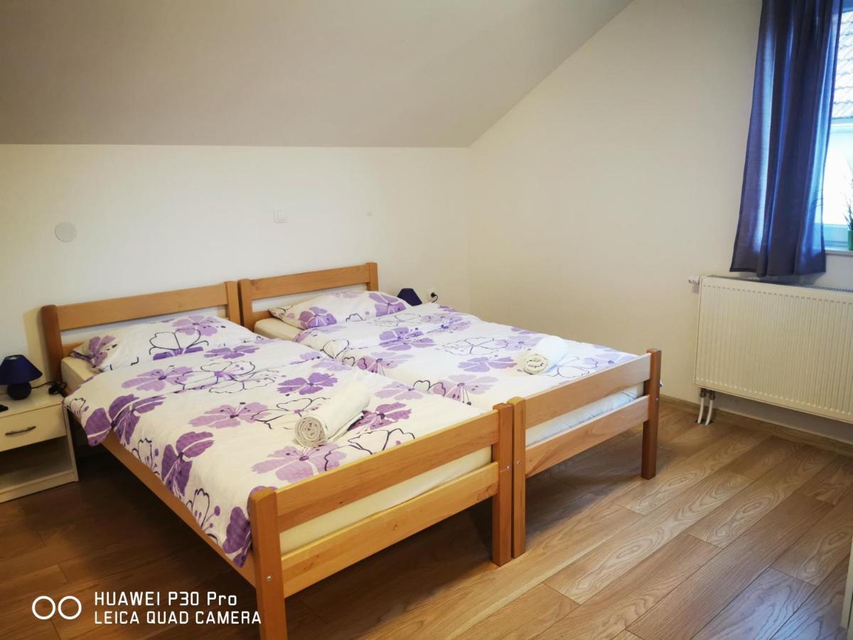 Vila Julija - Apartment & Rooms Otočac Exteriör bild