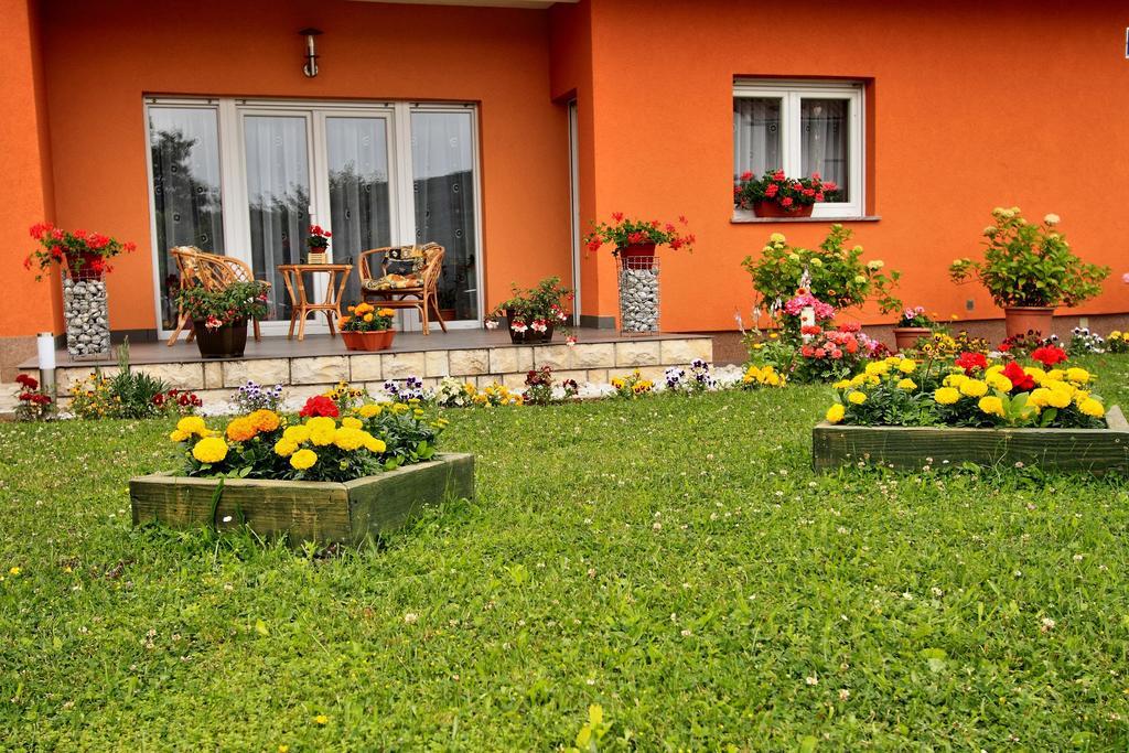 Vila Julija - Apartment & Rooms Otočac Exteriör bild
