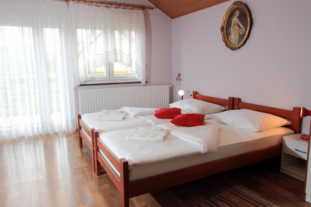 Vila Julija - Apartment & Rooms Otočac Exteriör bild