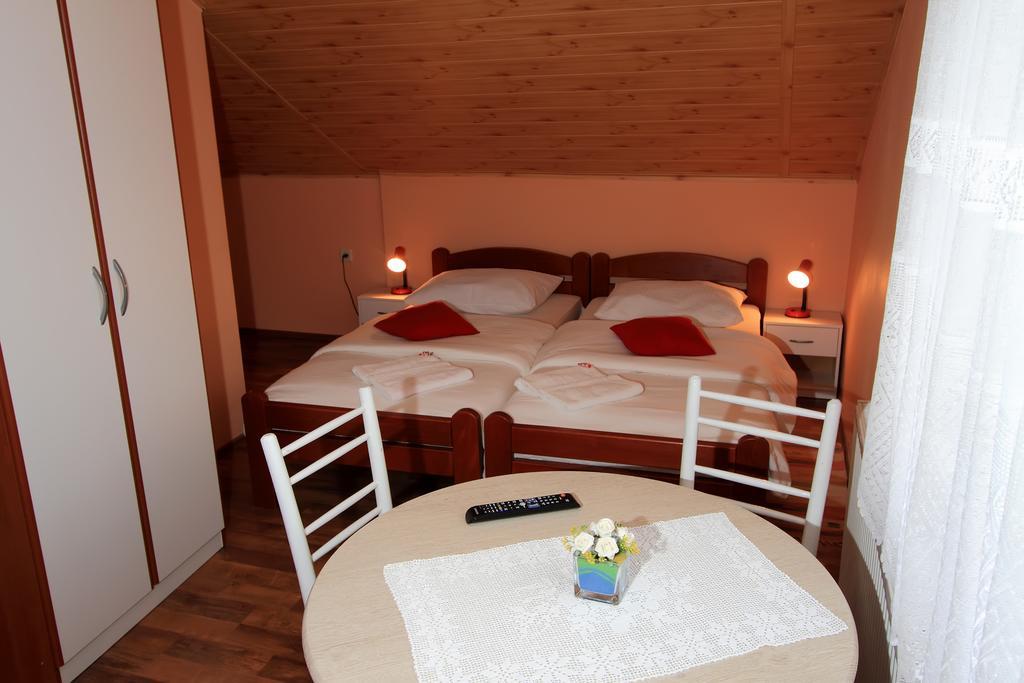 Vila Julija - Apartment & Rooms Otočac Exteriör bild